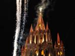 A igreja parece se indendiar, mas são apenas fogos de artifício em noite de festa em San Miguel de Allende, no México